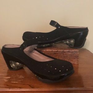 J-41 ADVENTURE ON BLACK Mary Jane Mules